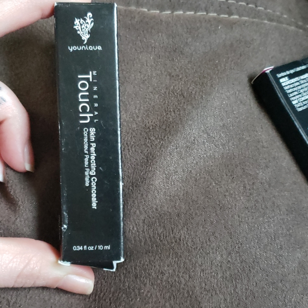 Younique Concealer - Picture 2 of 2